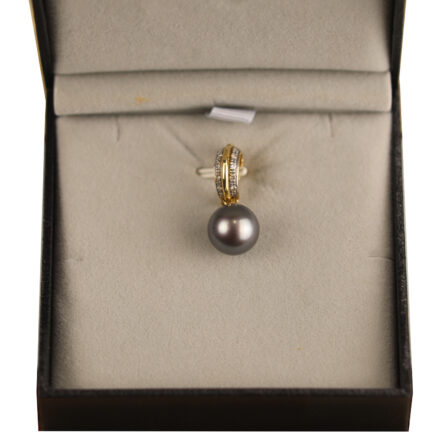 Pendentif clip or, diamants et perles