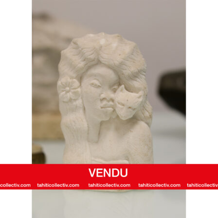 MARA V - Sculpture en corail "Vahine et chat"