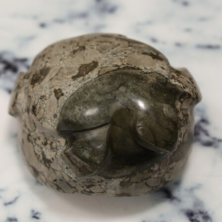 Tortue en pierre fleurie (phonolite) de Ua Pou