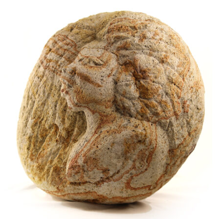 Mara V - Sculpture sur pierre naturelle brute marbrée d'Italie