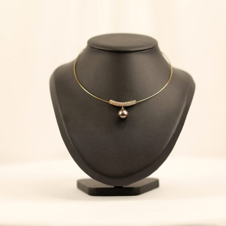 Collier en or jaune, perle de Tahiti et pavage diamants.