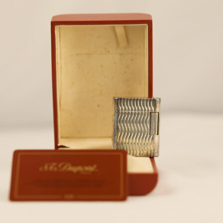 Briquet DUPONT - Métal argenté avec motifs en courbes