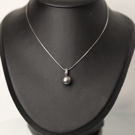 Collier en or blanc et pendentif perle et diamants taille brillant
