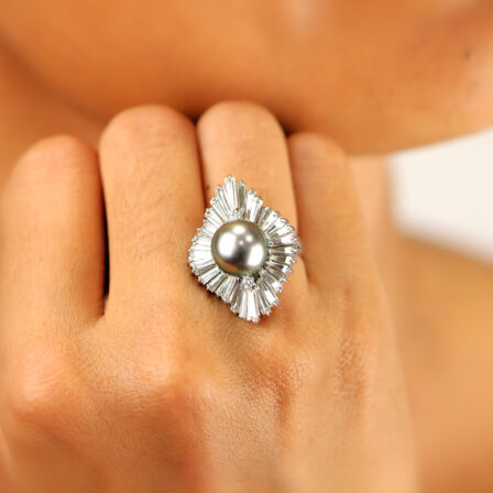 Bague Marquise perle de Tahiti et 5,6 carats de diamants taille baguette