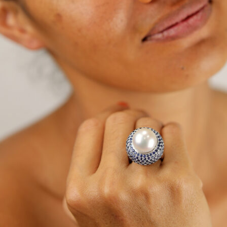 Bague saphirs bleu outremer et perle blanche de 15,5 mm