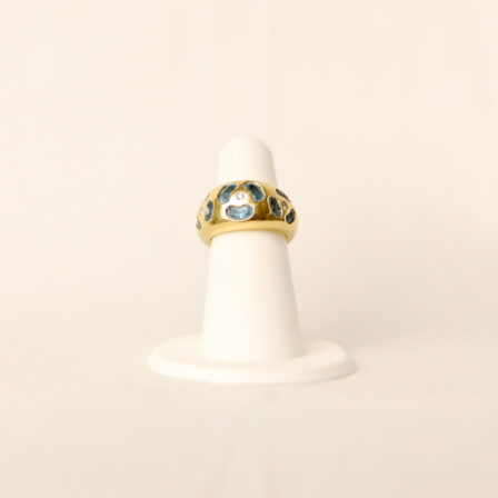 Bague jonc or jaune 18K, diamants et pierres bleus