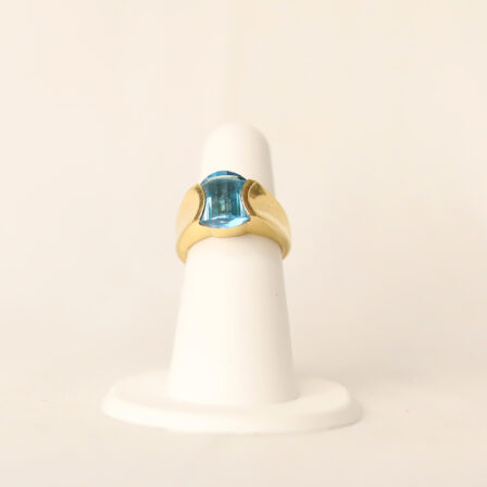 Bague or jaune 18K et deep blue aquamarine taille moderne