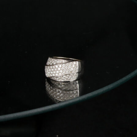 Bague en or blanc 18K avec pavage de diamants environ 1 carat