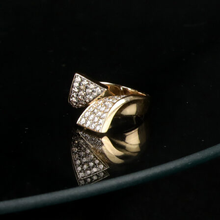 Bague or jaune 18 K ruban sertie de diamants blancs et bruns