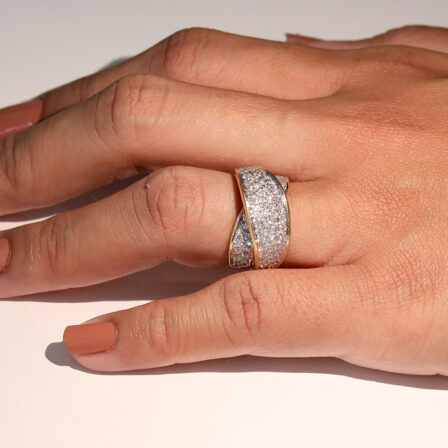 Bague or jaune 18 K croisée avec pavage diamants