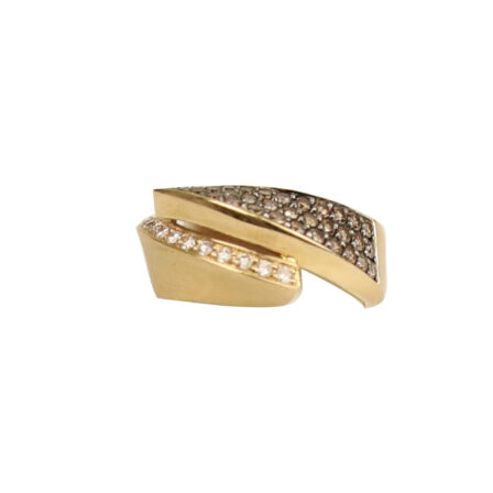 z_ Bague or jaune 18 K et pavage de diamants blancs et cognacs
