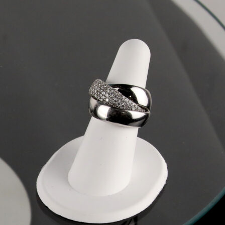 Bague ruban, or blanc et pavage de diamants (0,87 cts)