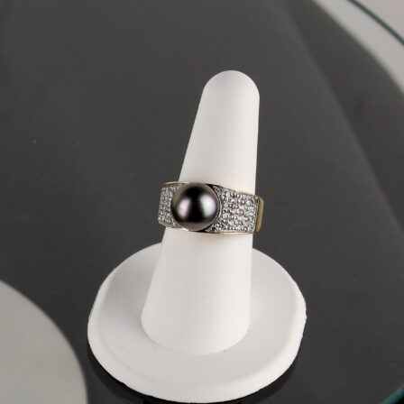 Bague or jaune, perle de tahiti et pavage de diamants