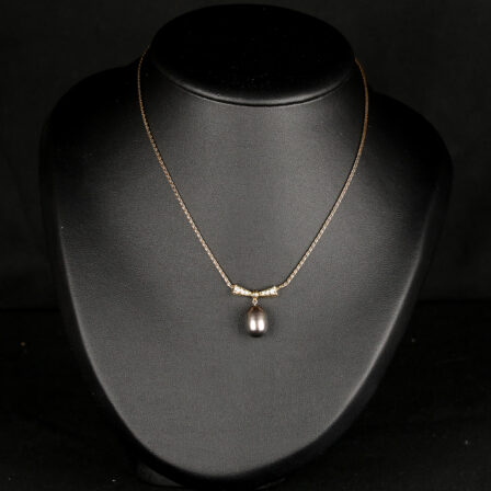 Collier "ras de cou" en or jaune 18k, noeud serti 6 diamants et perle de Tahiti