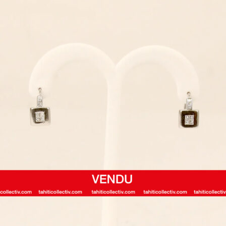 Petites boucles d'oreilles carrées en or blanc et diamants taille princesse