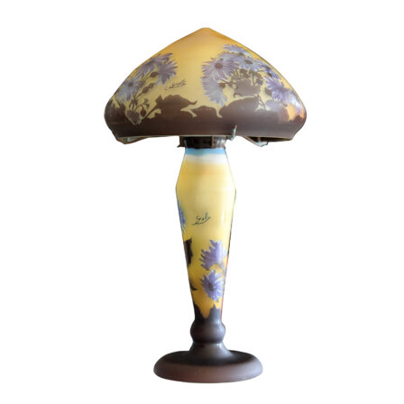 Emile GALLE – Lampe art nouveau fond jaune avec signature dans le décor «Gallé»