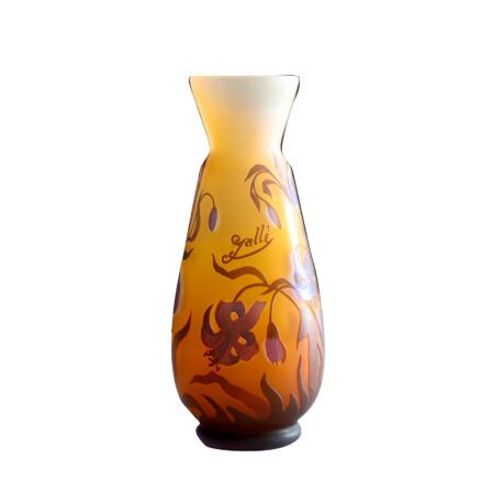 Emile GALLE – Petit vase à décor dégagé à l’acide de fleurs violettes sur fond jaune, signature dans le décor «Gallé»
