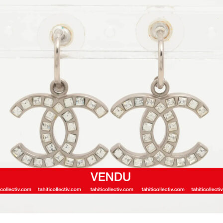 CHANEL - Boucles d'oreilles pendantes en cristal baguette CC argentées