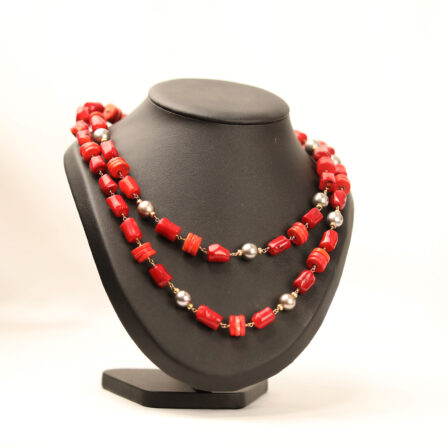 Sautoir de perles de Tahiti et corail rouge