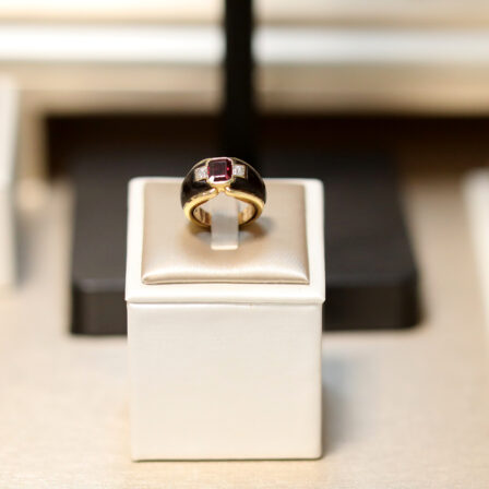 BOUCHERON - Bague or jaune, rubis rouge, diamants et bois d'ébene